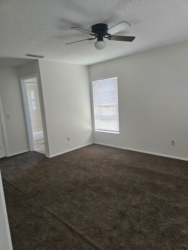 Building Photo - 3 Bedroom 2 Bath 2 Car Garage Deltona