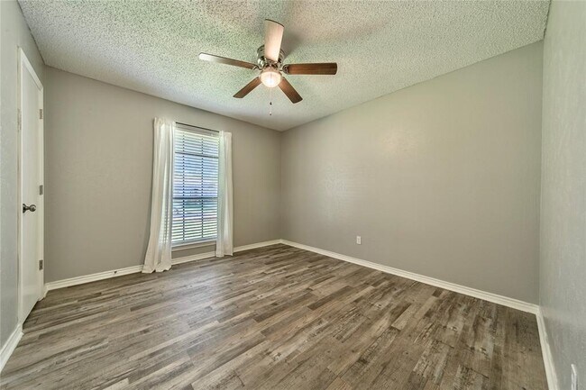 Building Photo - 408 Shoreview Dr