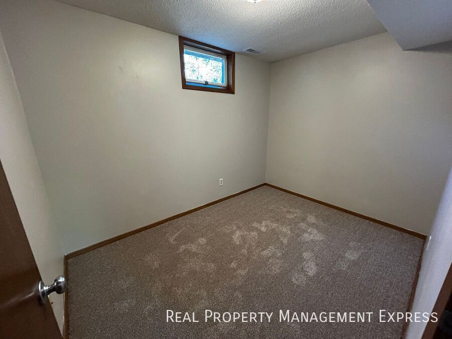 Building Photo - 3 Bedroom 2 Bathroom Home with a Fireplace...