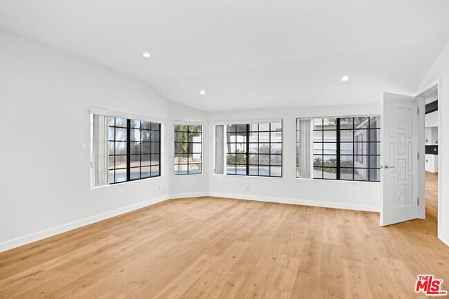 Building Photo - 2254 Stradella Rd