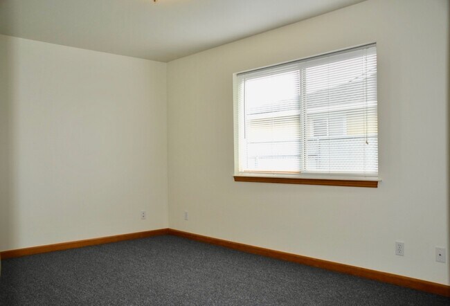 Building Photo - 2 bed 1 bath duplex