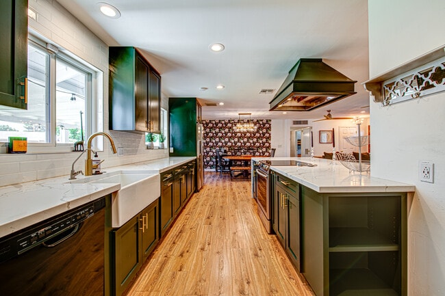 Building Photo - 3344 N 62nd Plz