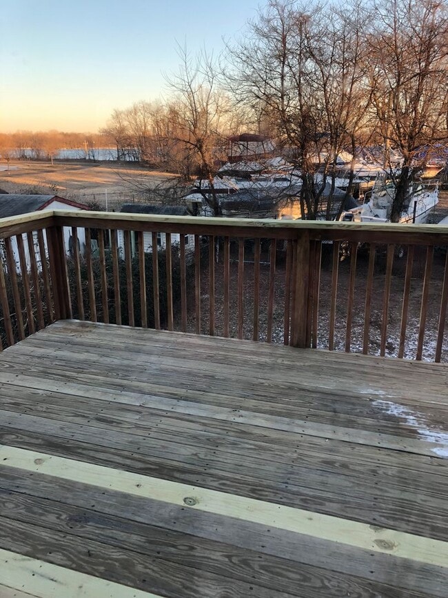 Building Photo - 2 bedrrom + basement Townhouse with Waterviews in Bristol. Large Private Backyard w Deck.