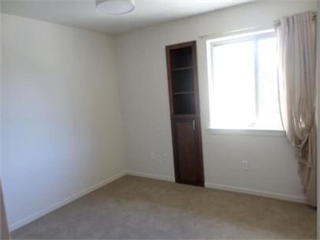 Building Photo - Stunning town home in the Ridgeview Place ...
