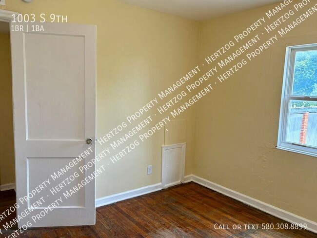 Building Photo - 1003 S 9th St