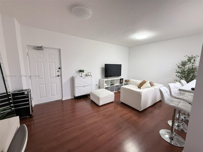 Building Photo - 115 SW 42nd Ave