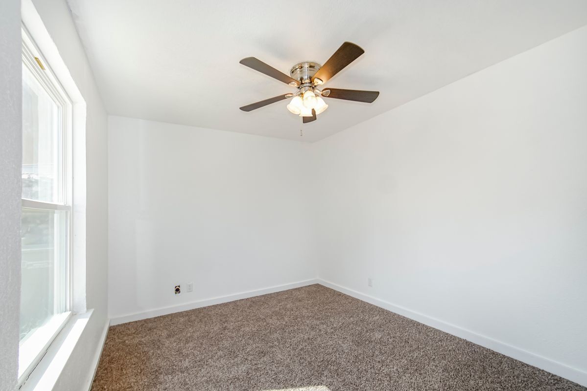 Building Photo - 908 Los Pinos Way