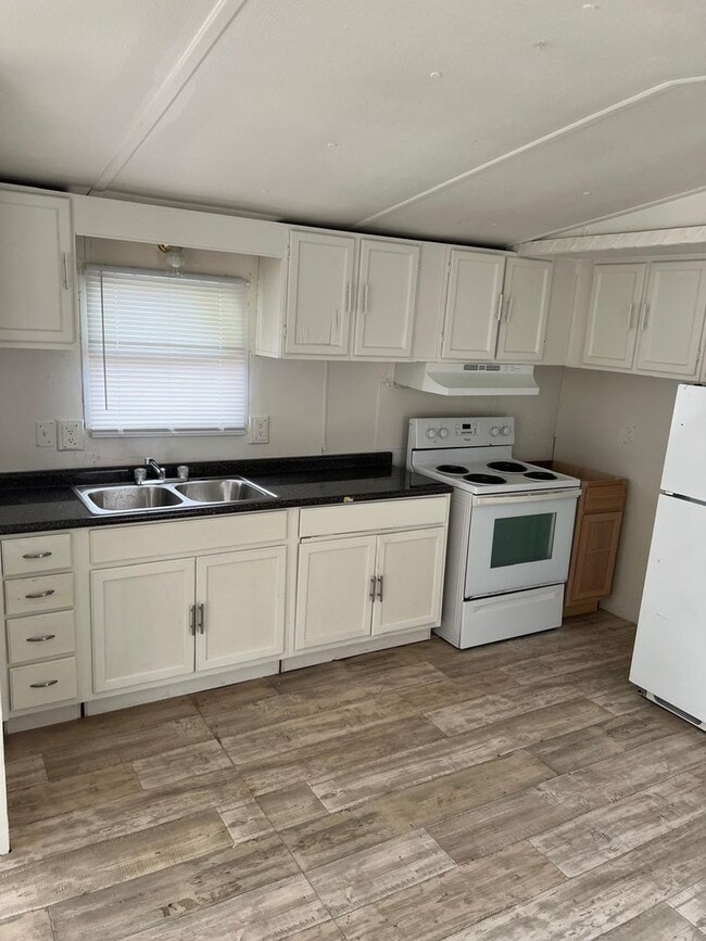 Building Photo - Renovated 2-Bed, 1-Bath Mobile Home