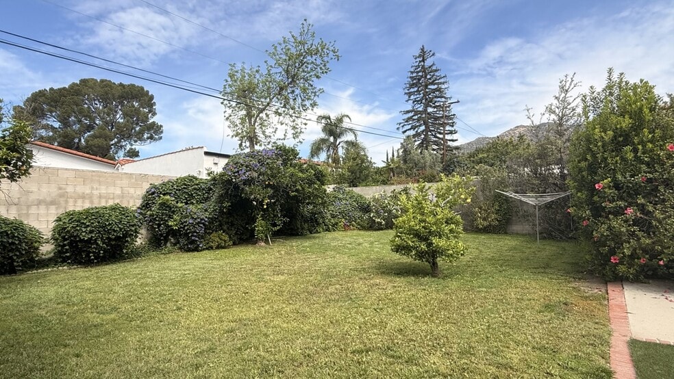 Building Photo - 1611 Idlewood Rd