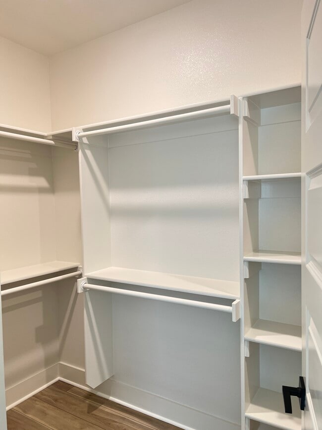 Building Photo - 381 S Benchmark Ln