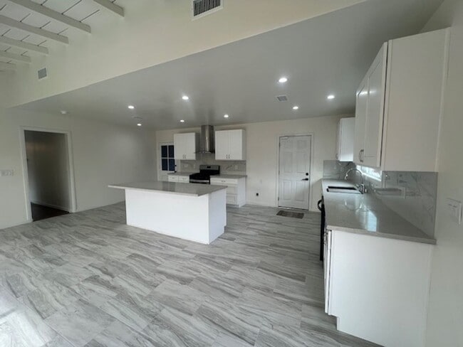 Building Photo - Beautifully renovated 3 bed 2 bath house