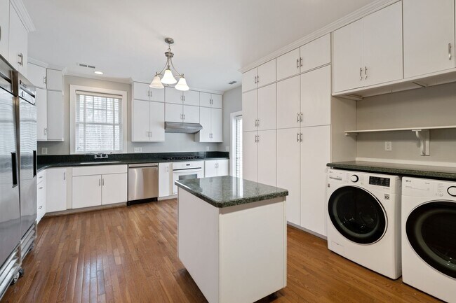 Building Photo - Fantastic one level ranch close to Carrboro