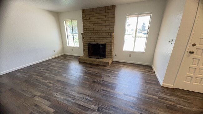 Building Photo - Desirable Duplex 2 bedroom 1 bathroom home