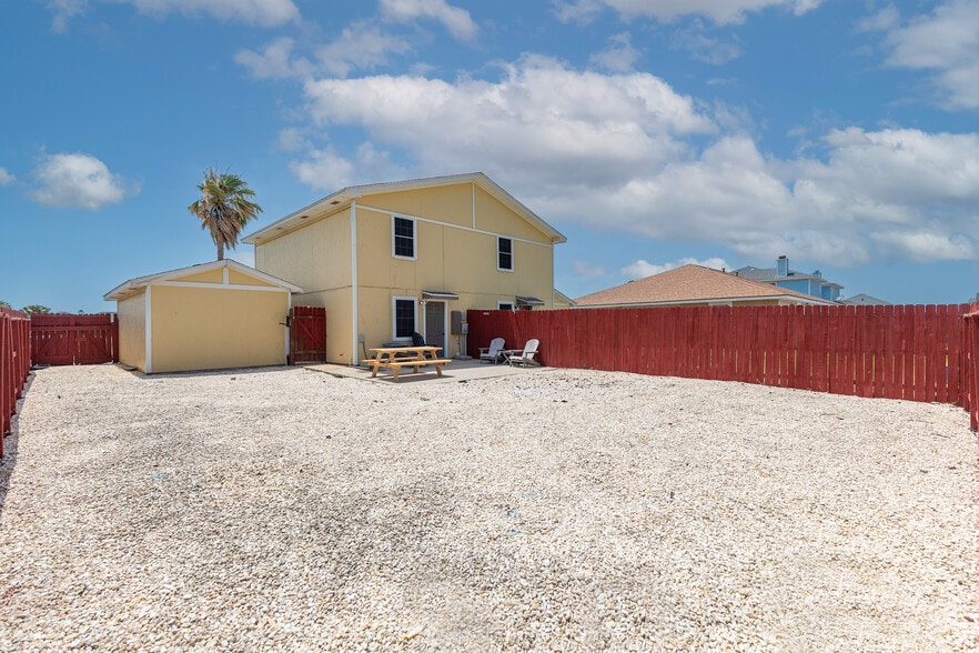 Building Photo - 15622 Cruiser St