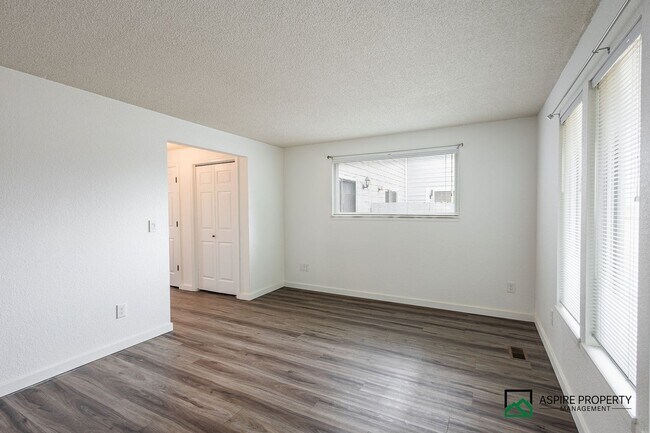 Building Photo - New Renovated 2 Bed 2 bath Townhome
