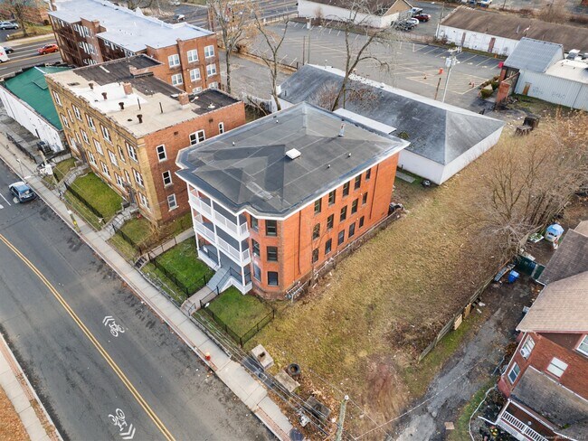 Building Photo - 31 Capen St