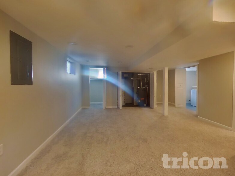 Building Photo - 7700 Mane Ln