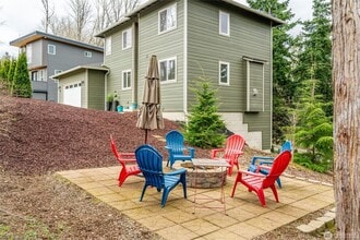 Building Photo - Newer 5 Bedroom House close to Shopping, Lake Padden, WWU, South Side of Bellingham