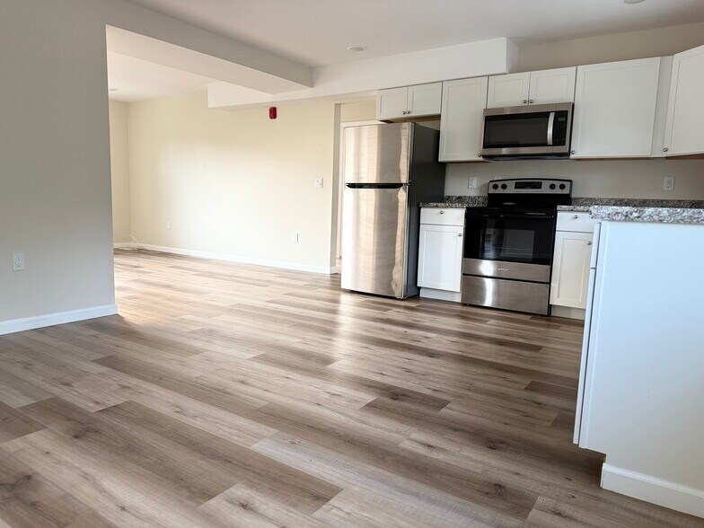 Large Kitchen - 14 US Highway 206