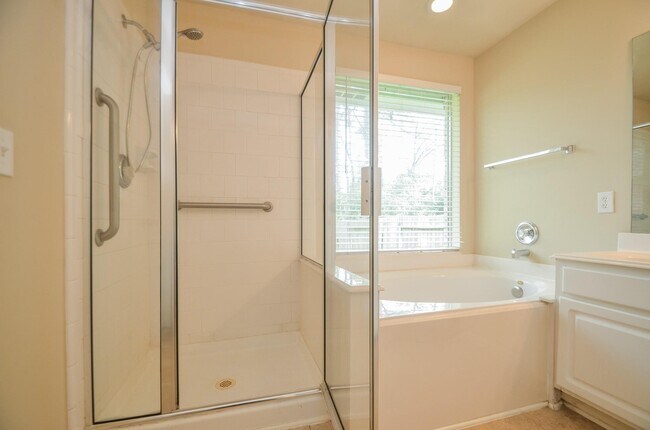 Building Photo - 102 N Holly Laurel Cir