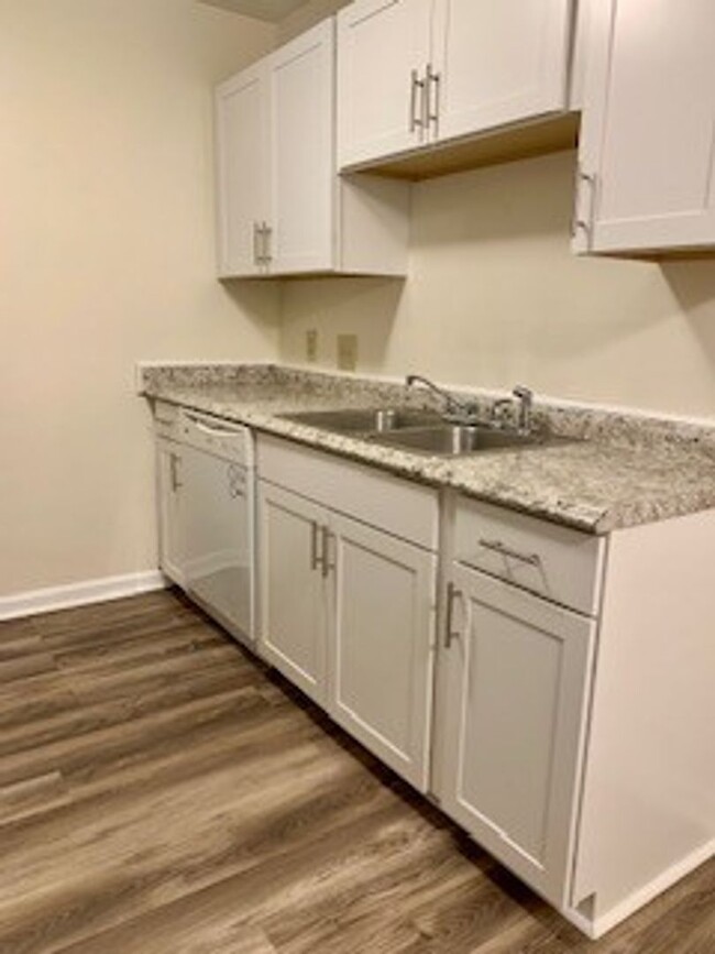 Building Photo - Adorable 2 bedroom 1 bath condominium