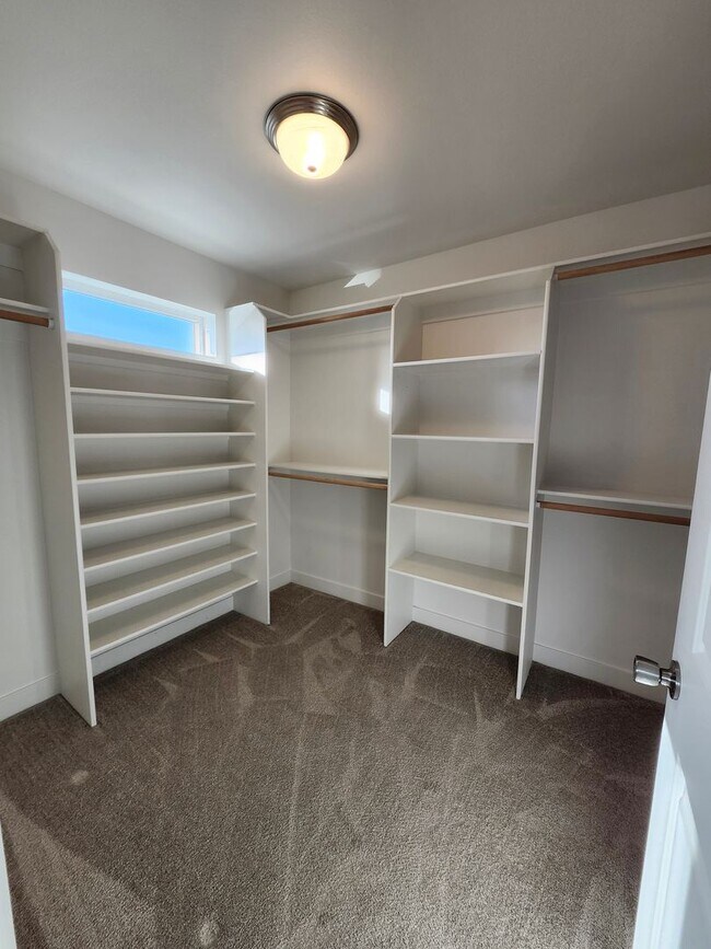 Building Photo - Spacious 3 bed/2.5 bath Townhouse - Gorgeo...