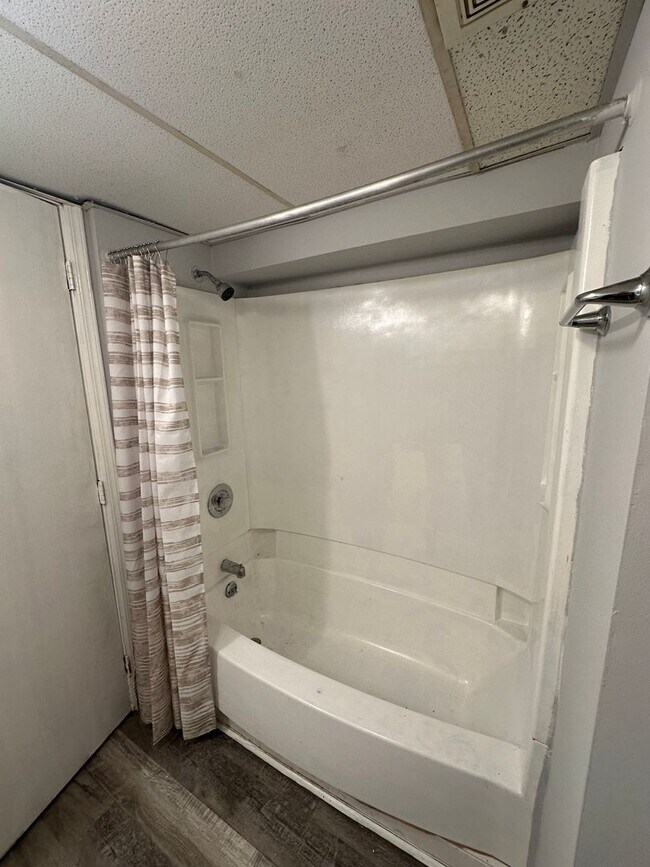 Building Photo - 254 Long Ln