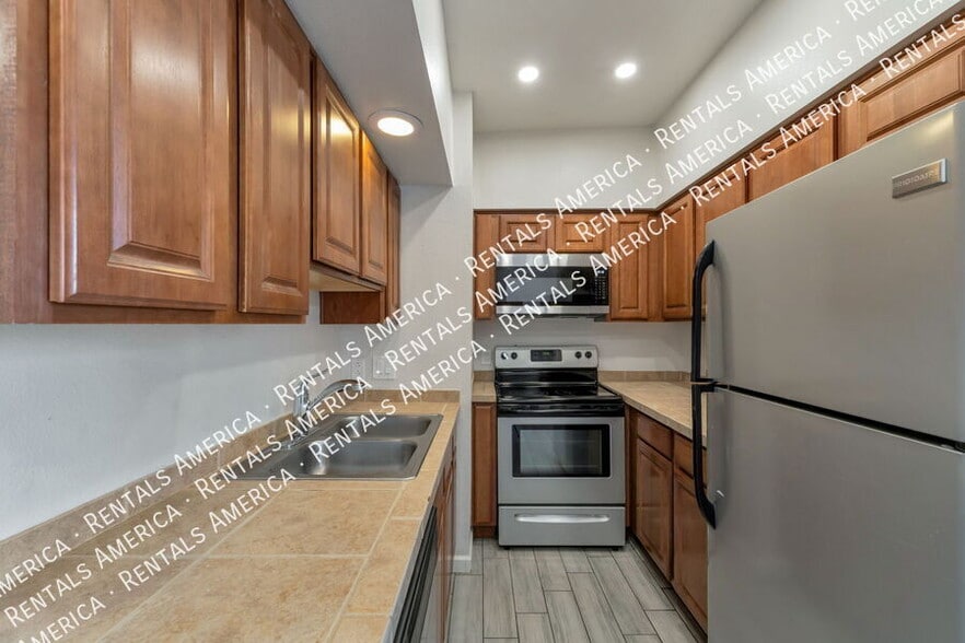 Building Photo - 1810 E Blacklidge Dr