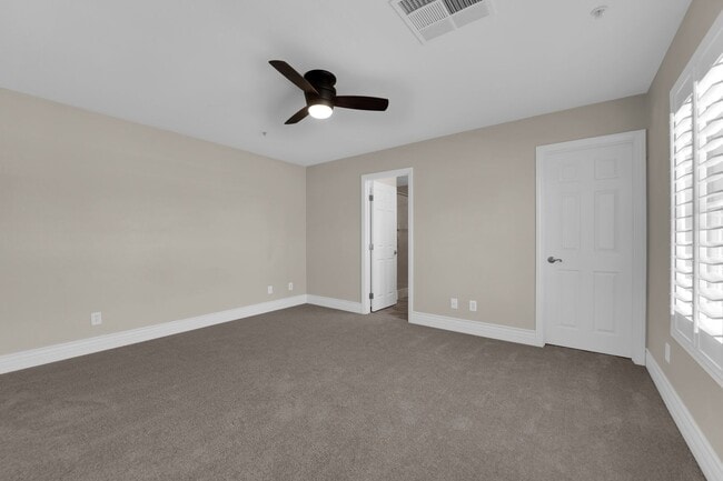 Building Photo - Beautiful Two bedroom 2 1/2 bath