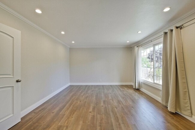 Building Photo - Remodeled 2 Bed 1 Bath Home with Bonus Roo...