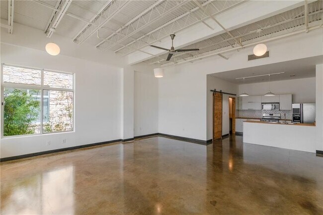 Building Photo - 2401 E 6th St