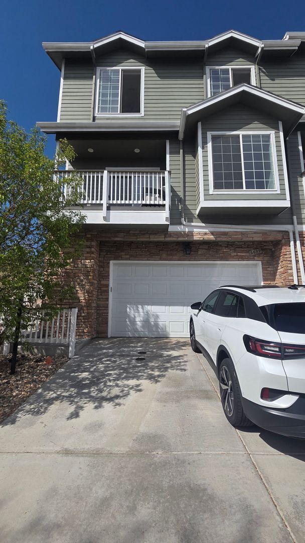 Building Photo - Modern 4 Bedroom 5 Bath Townhome - With Lots of Natural Light and Great Views!
