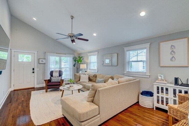 Building Photo - Midtown Rental in Forest Hills