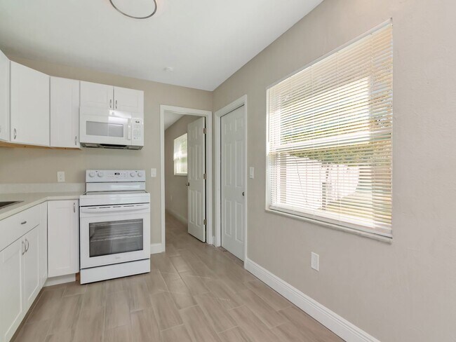 Building Photo - Stunning Newly Renovated 3-Bedroom, 2-Bath Duplex in Prime Bradenton Location!