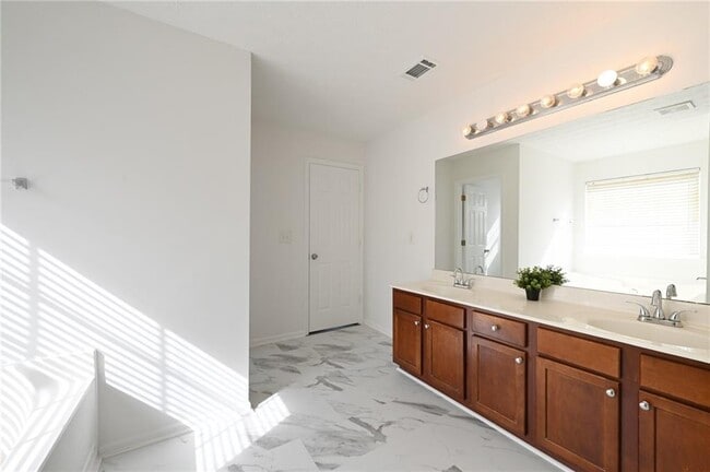 Building Photo - 3998 Oak Crossing Dr NE