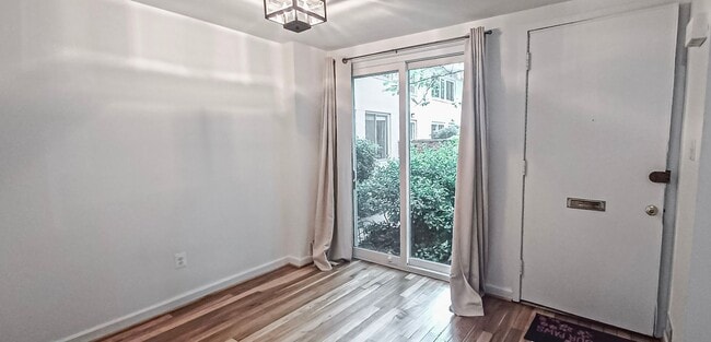 Building Photo - Sunlit 2 Bed 1 Bath, 3 Level Townhome in S...