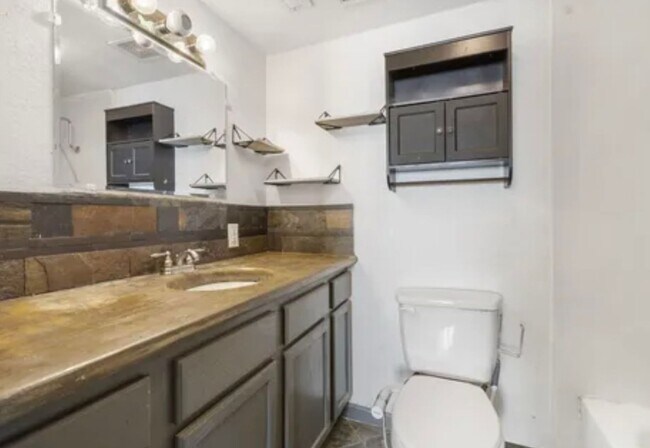 Building Photo - 3 Bedroom | 1 Bathroom | 1 Car Detached Ga...