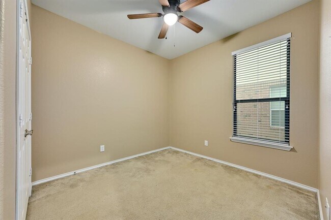 Building Photo - 1029 Hyde Park Dr