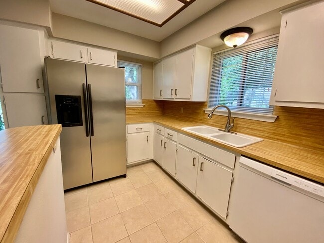 Building Photo - 7219 Scenic Brook Dr