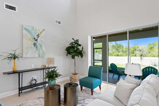 Building Photo - "Spacious 4-Bed, 4-Bath Retreat at 2612 Le...