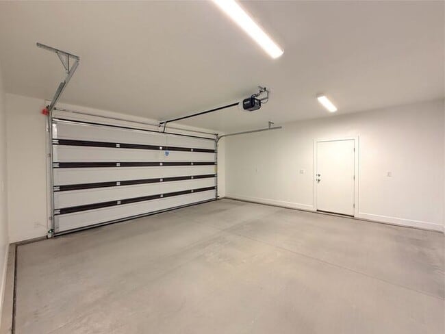 Building Photo - New 3 bed, 2 bath home with two car garage