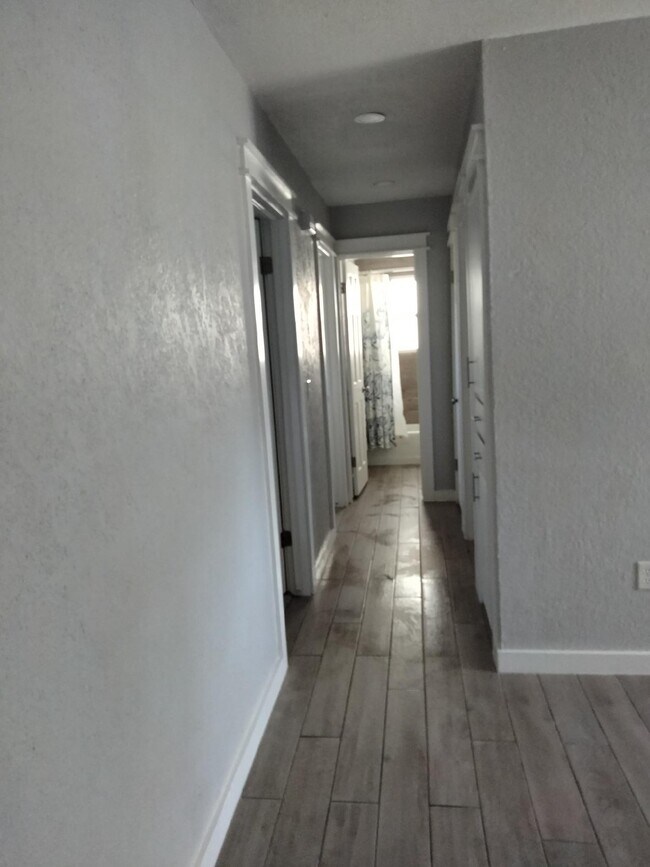 Building Photo - 4609 NW Ozmun Ave