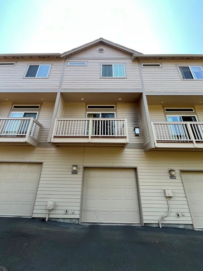 Building Photo - 10308 SW Hollyridge Ln