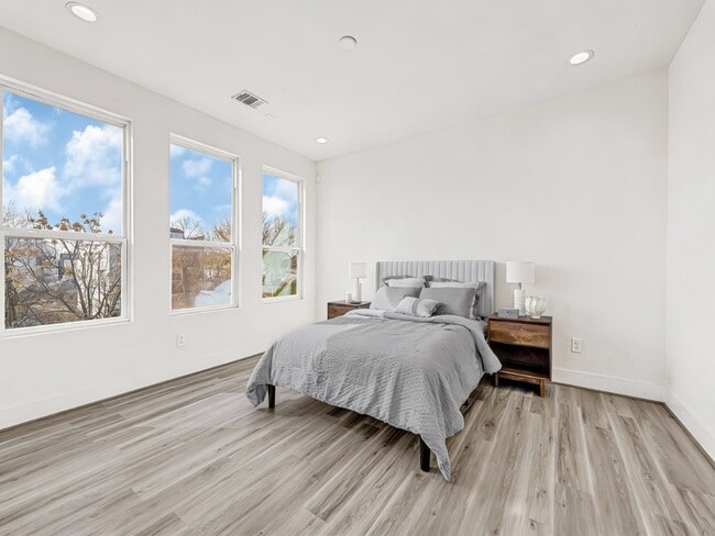 Building Photo - 3313 Baer St