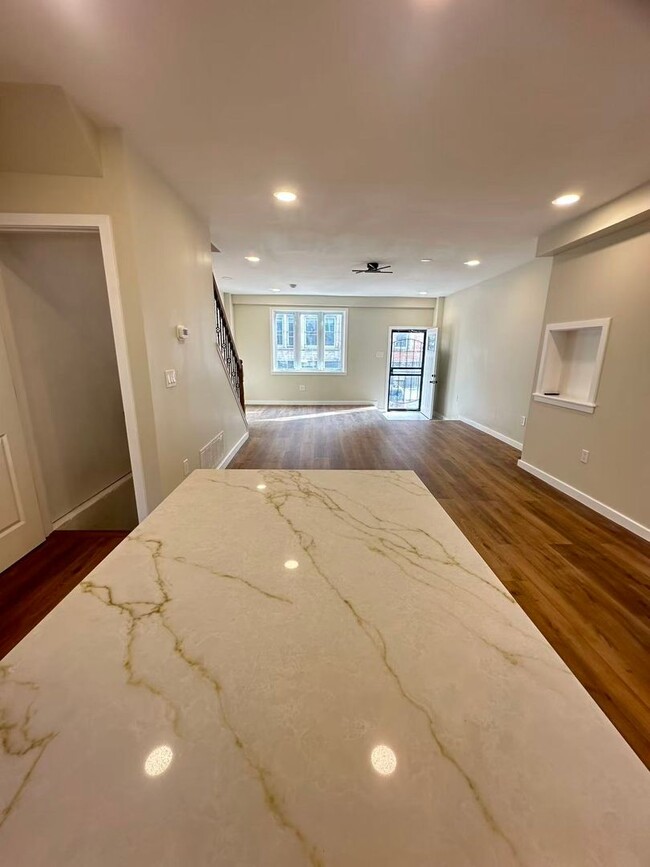 Building Photo - 2b2b house in south Philly Available now