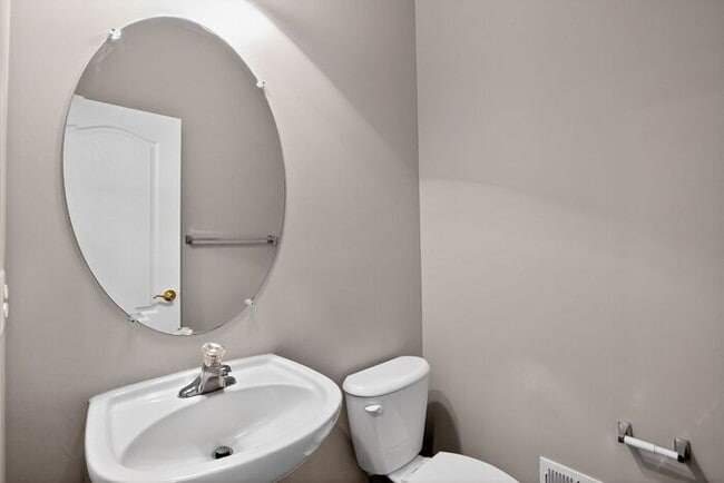 Building Photo - 2983 Devonfield Ave