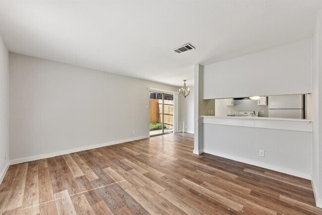 Building Photo - 1210 Southport Dr