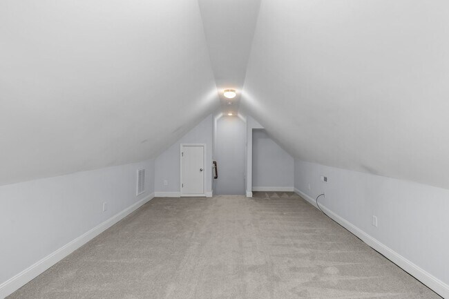 Building Photo - 3 bedroom 2 bathroom with a bonus room