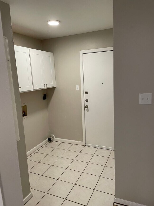 Building Photo - 809 San Saba Dr