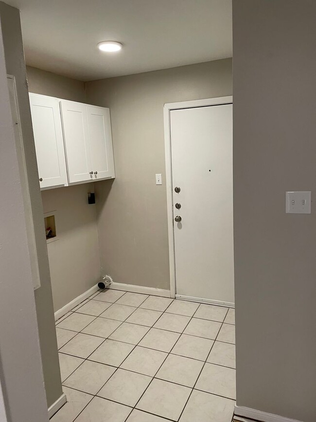 Building Photo - 825 San Saba Dr